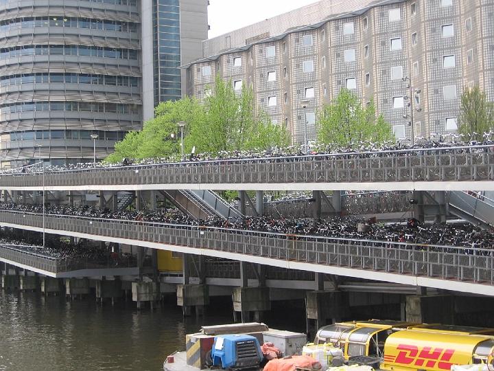 Amsterdam 27.jpg - Der Tourismus ist eine wichtige Einnahmequelle der Stadt. Jährlich besuchen Millionen Urlauber aus aller Welt die Stadt, zahlreiche Hotels finden sich in der ganzen Stadt.